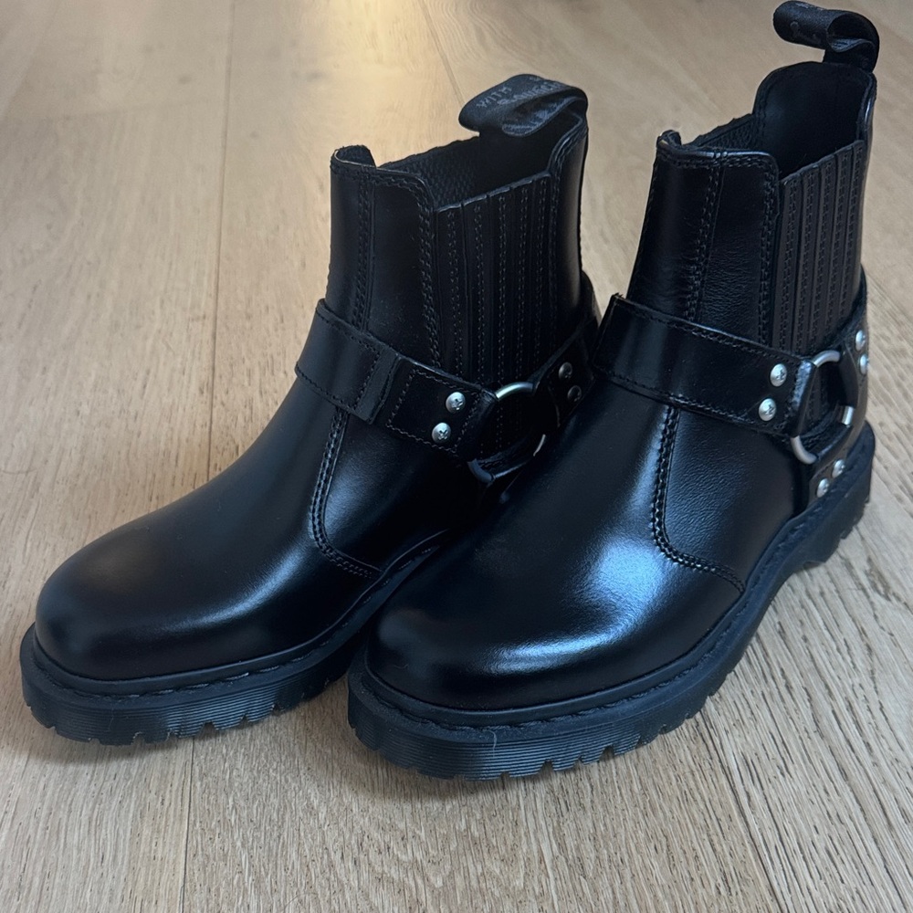 Dr. Marten Harness Chelsea boots